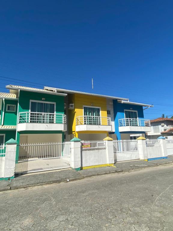 a colorful house on the side of a street at imóvel ideal para suas férias em Canto Grande in Bombinhas