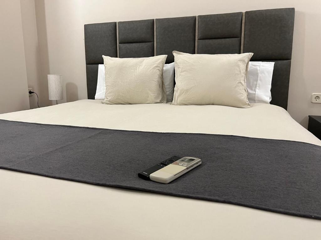 un letto con un cellulare sopra di Elegant Suite a Siviglia