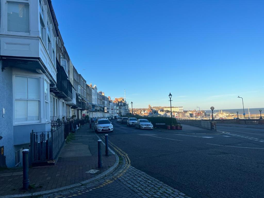 Nelson Crescent RamsgateSTUDIO APARTMENT, lowerground floor, close to