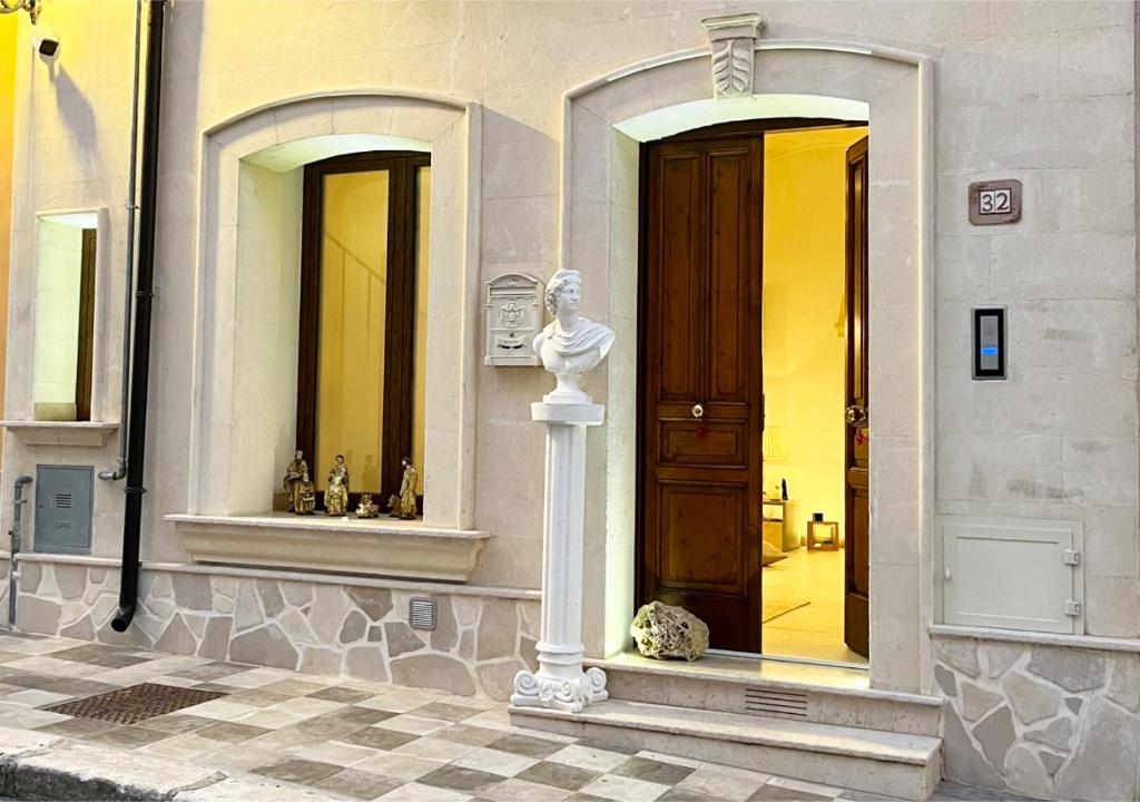 um edifício com uma estátua em frente a uma porta em Casa Vacanze Villa Mariella em Fragagnano