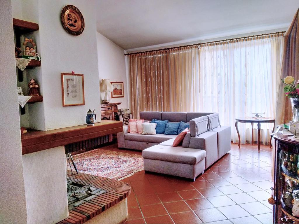 un soggiorno con divano e sedia di Villa Elba a Praia a Mare
