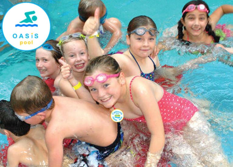grupa dzieci w basenie w obiekcie Modern Airy Chalets short walk to beach, Nr Norfolk Broads & Great Yarmouth w mieście Scratby