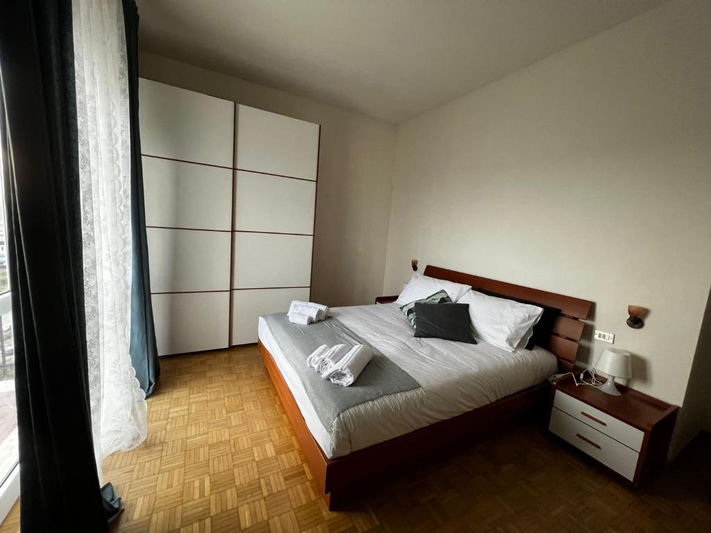 ein Schlafzimmer mit einem Bett mit zwei Handtüchern darauf in der Unterkunft Attico Bellavista in Novate Milanese