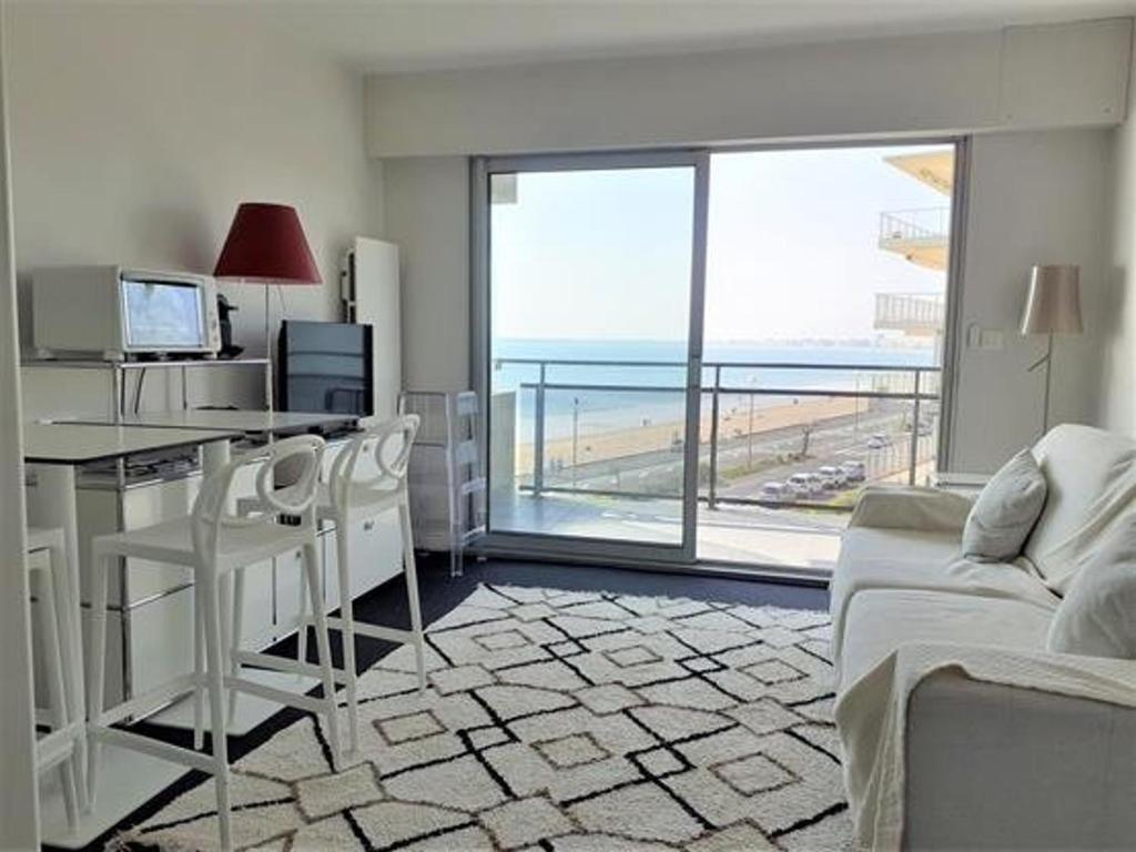 - un salon avec un bureau et une vue sur l'océan dans l'établissement Studio en bord de mer avec balcon et parking à La Baule - FR-1-392-172, à La Baule