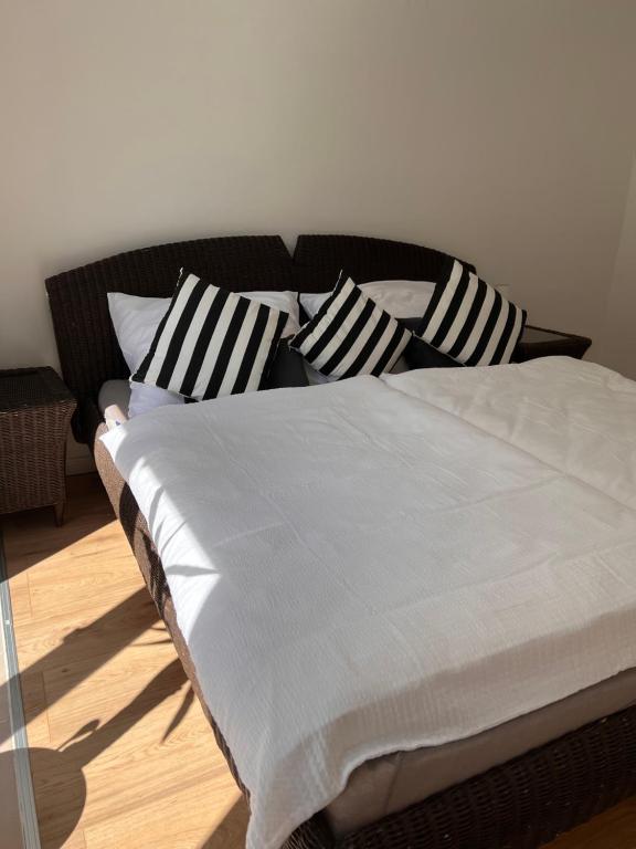 Een bed of bedden in een kamer bij Ferienwohnung Traunkirchen mit Seeblick