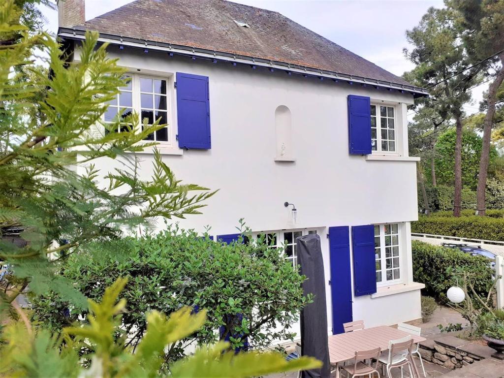 Zdjęcie z galerii obiektu Superbe villa familiale à 300m de la mer avec jardin, terrasse et tous équipements - FR-1-392-174 w mieście La Baule-Escoublac
