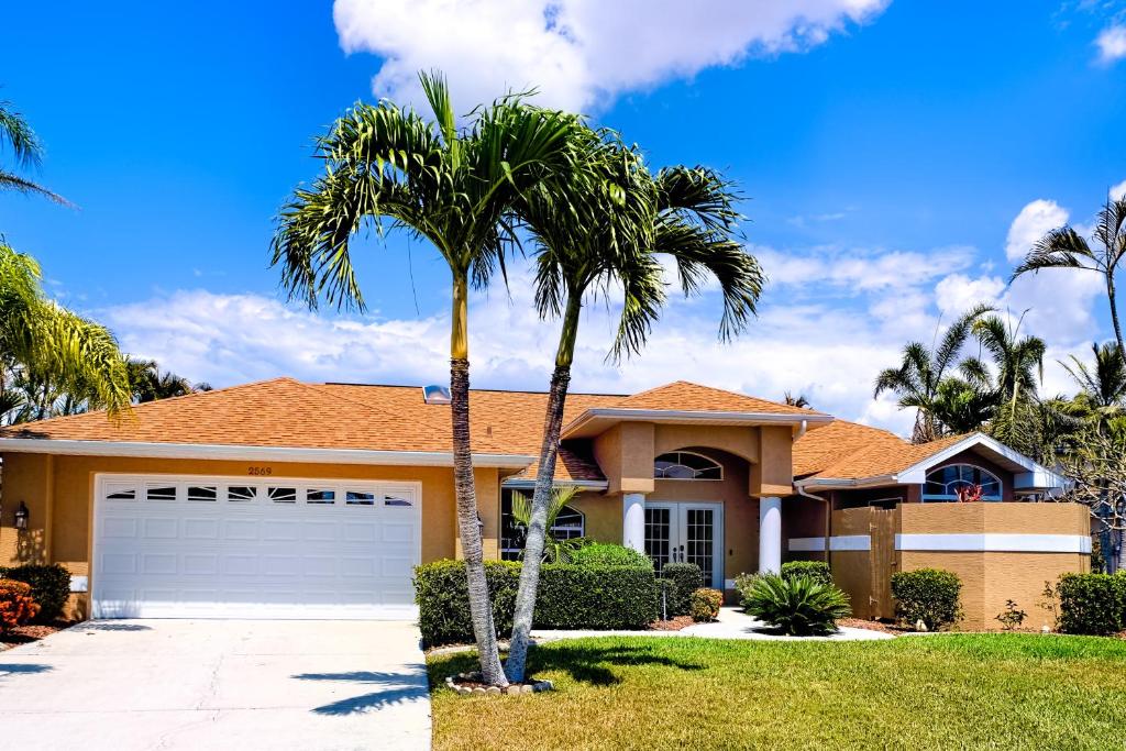Life at the Canal, Cape Coral (updated prices 2024)