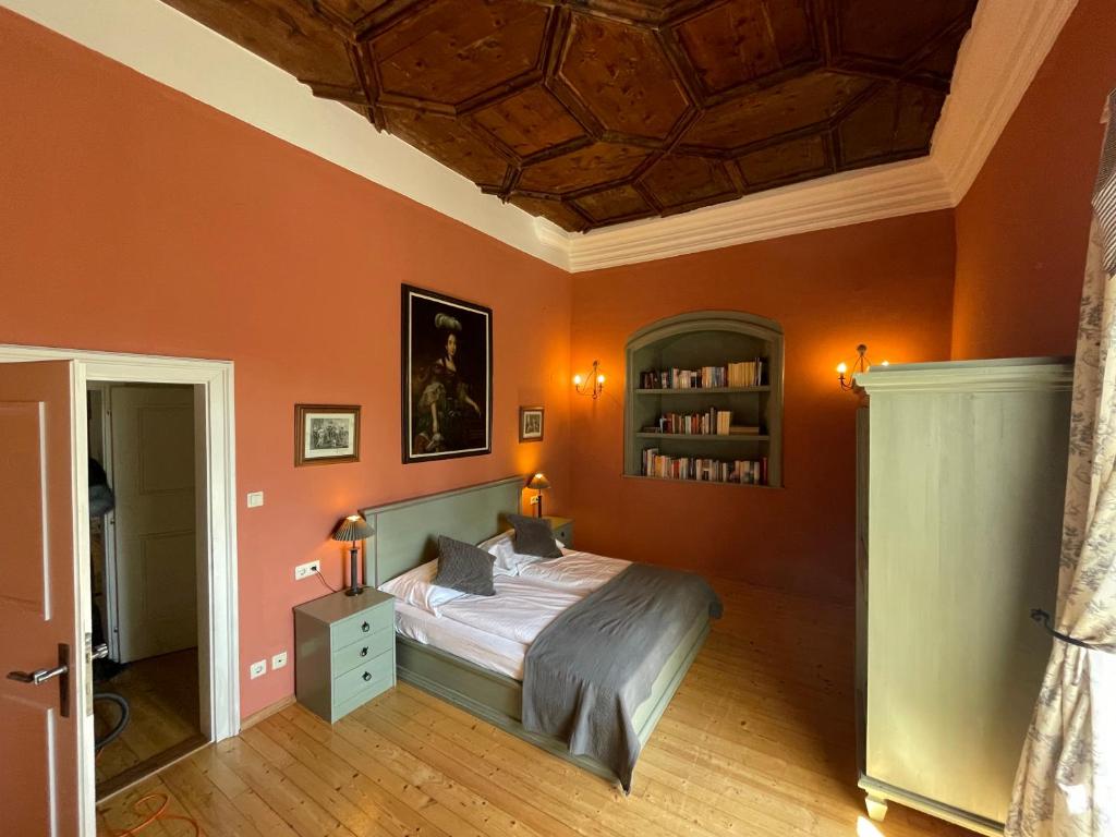 Postel nebo postele na pokoji v ubytování Schloss Moosburg Gästehaus