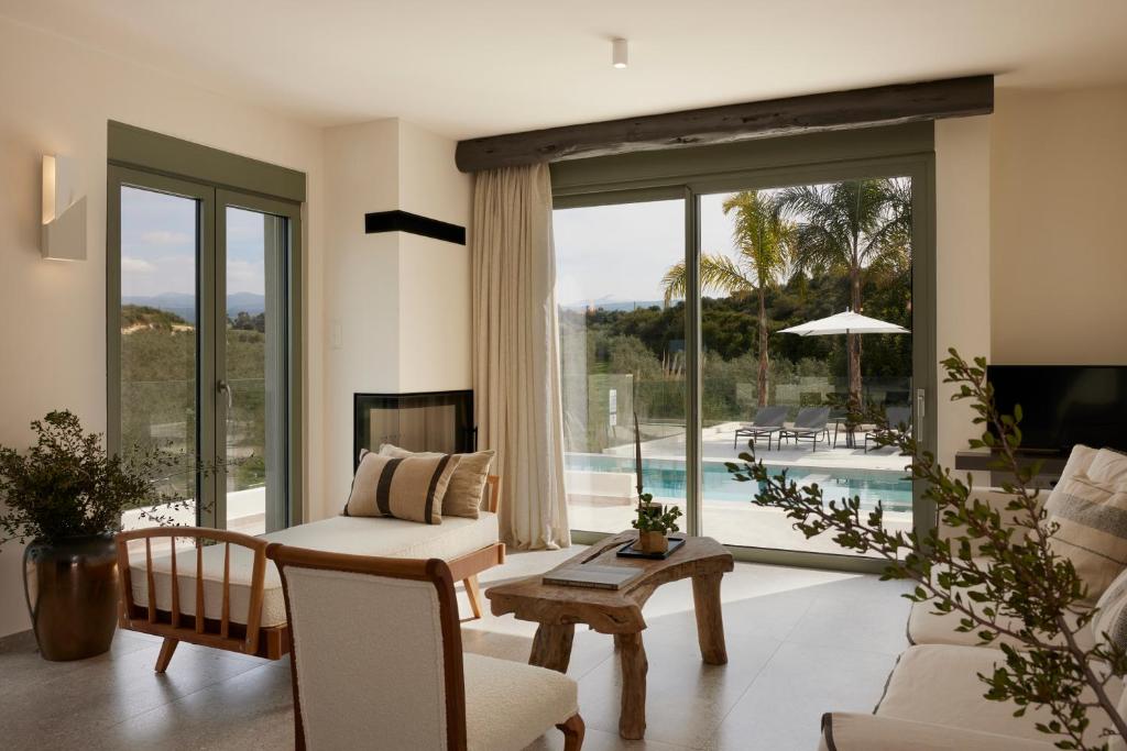 Bazén v ubytování Arbora Olea Luxury Resort nebo v jeho okolí