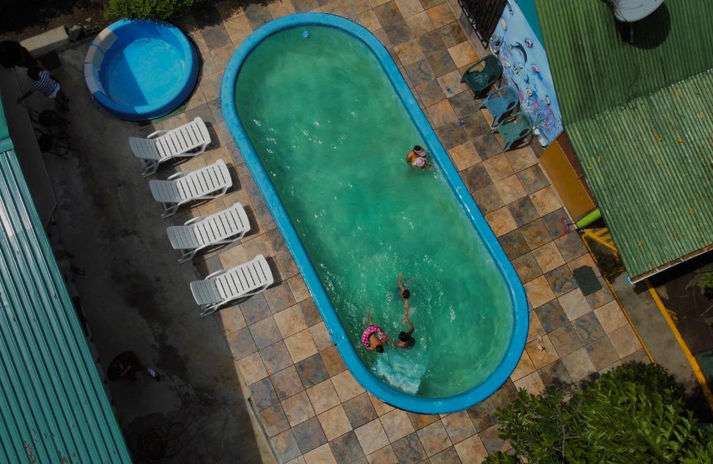 una vista aérea de una piscina con gente en ella en Los Amigos Jungle Hotel Tortuguero, en Tortuguero