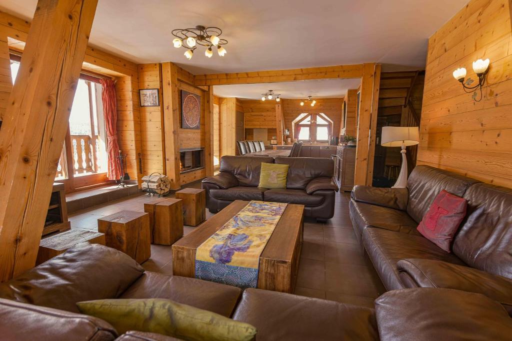 a living room with a couch and a table at Chalet LEPERVIERE in Vaujany