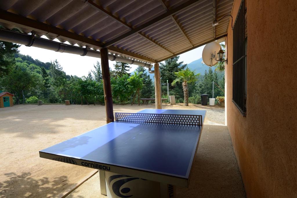 Stolní tenis v ubytování Apartamento en pleno Montseny Mas Romeu Turisme Rural nebo okolí