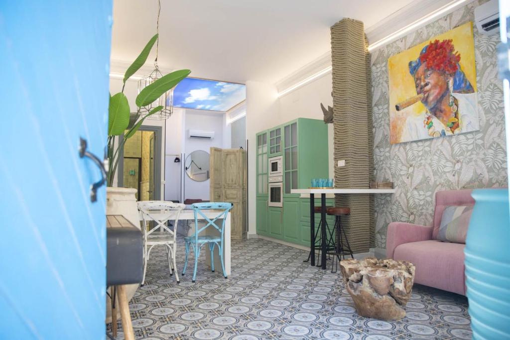 - un salon avec un canapé rose et une table dans l'établissement Golddem Blue, à Torremolinos