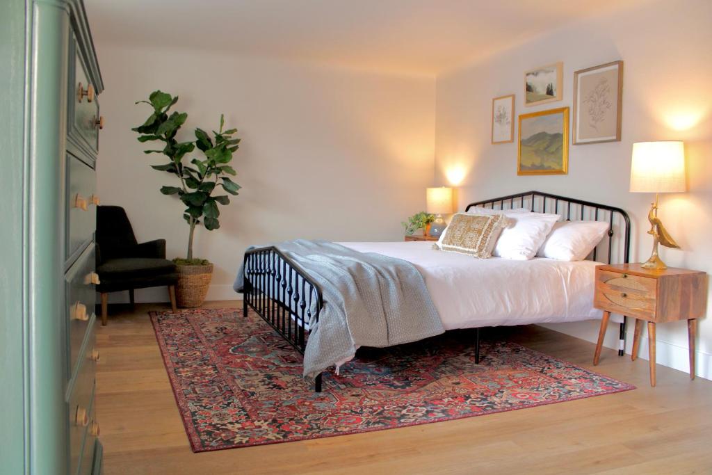 a bedroom with a large bed and a rug at Kinnikinnik Motor Lodge in Estes Park