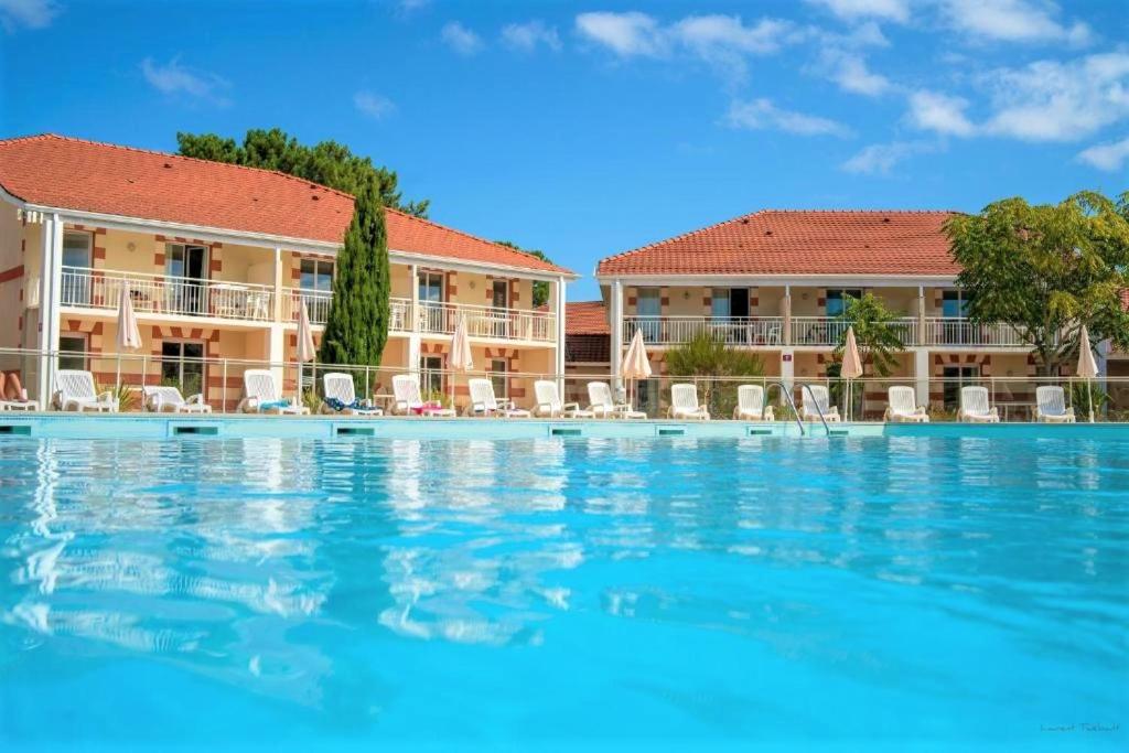 - Vistas a la piscina de un complejo en Appartement 6 personnes totalement rénové avec piscine en Le Verdon-sur-Mer