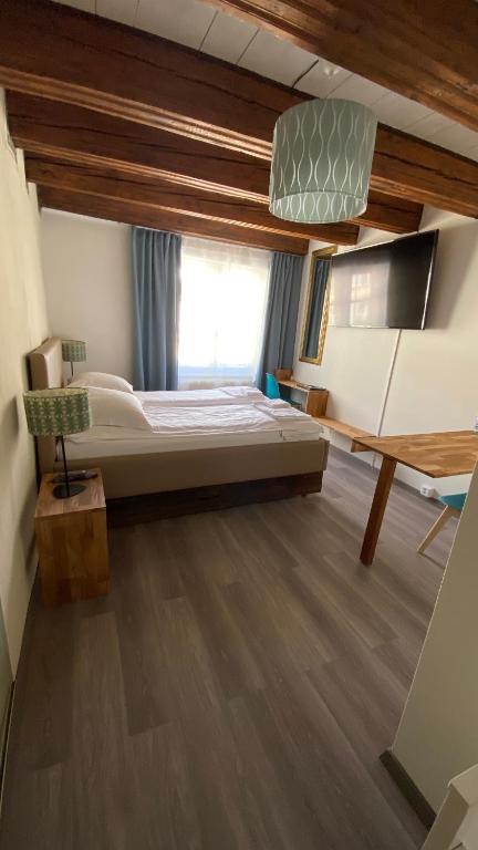 Una cama o camas en una habitación de Aux chambres du Banneret