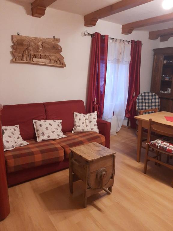 ein Wohnzimmer mit einem Sofa und einem Tisch in der Unterkunft Casa Vacanze da Lino in Nus