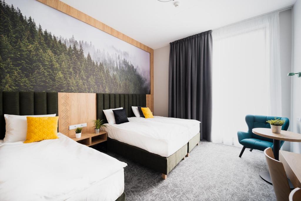 シュクラルスカ・ポレンバにあるDCS Polana Jakuszyckaのホテルルーム ベッド2台&椅子付