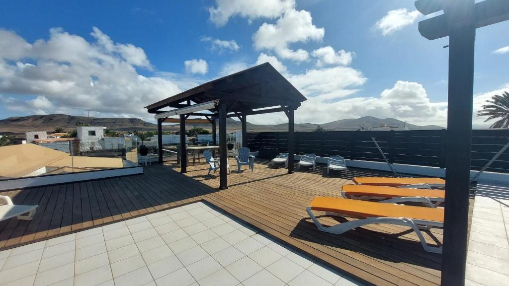 una terraza con sillas y un pabellón en un barco en Casa Nami, en Cotillo