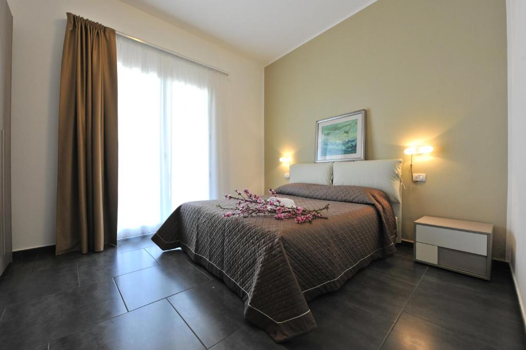 a hotel room with a bed and a window at Case Mistretta in Altavilla Milicia