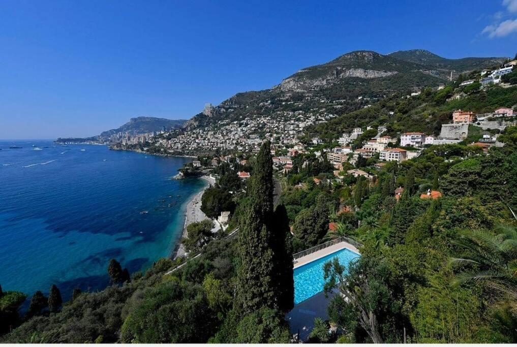 - une vue sur une ville située sur une colline à côté de l'eau dans l'établissement Grand bleu, appartamento vista mare e Monaco, à Roquebrune-Cap-Martin