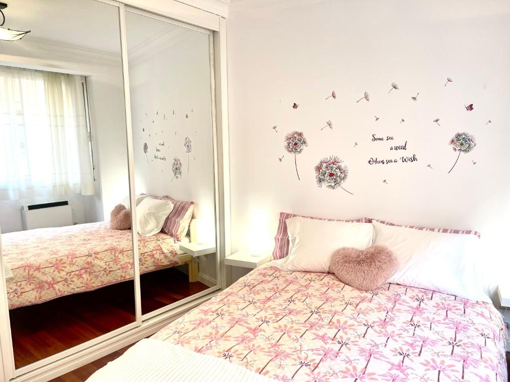 um quarto com 2 camas e um espelho em CUATRO CAMINOS em Madri