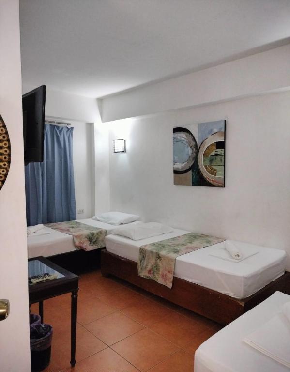 Postel nebo postele na pokoji v ubytování Boracay Ocean Bay Hotel