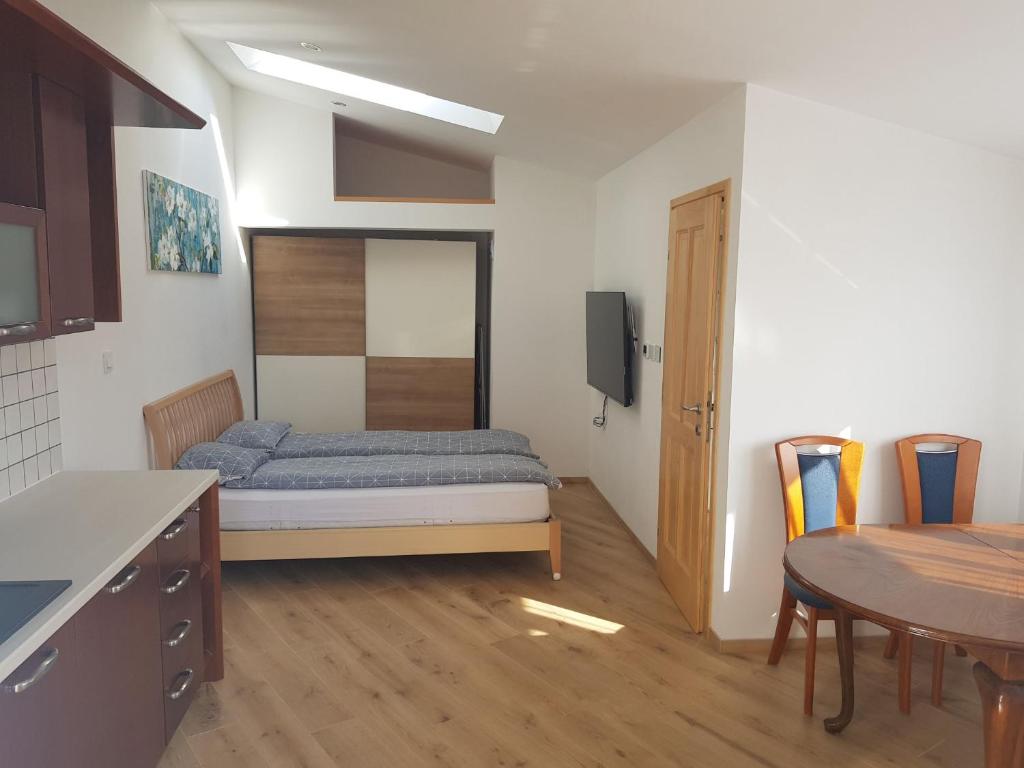 Zimmer mit einem Bett und einem Tisch in der Unterkunft Trg Mozirje in Mozirje