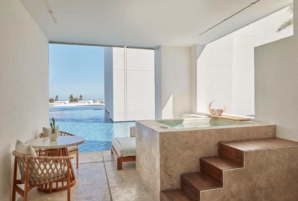 A piscina localizada em Viceroy Los Cabos ou nos arredores
