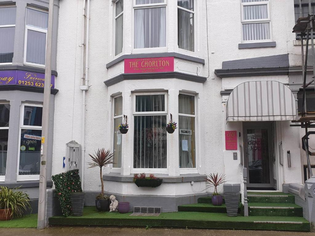 un edificio blanco con un letrero rojo. en The Chorlton, en Blackpool