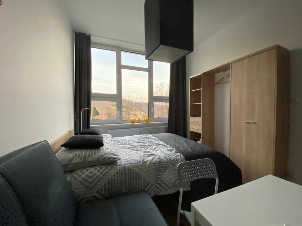 Säng eller sängar i ett rum på Apartamenty Ustroń Jaszowiec 92 abc