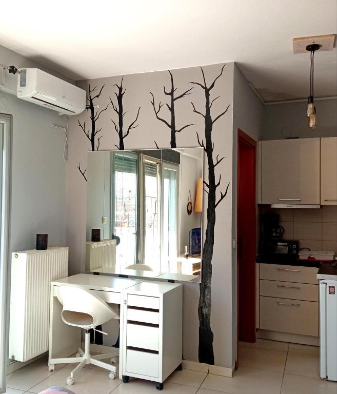 kuchnia ze ścianą z malowanym drzewem w obiekcie Marina Sunny Studio w Salonikach