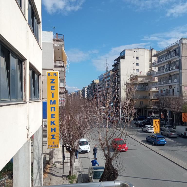 widok na ulicę miejską z budynkami w obiekcie Marina Sunny Studio w Salonikach