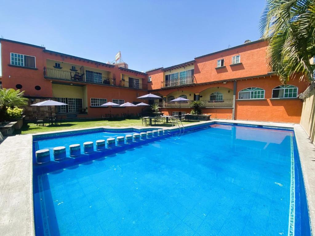 a large swimming pool in front of a building at Hotel Cabañas Santa Cruz in Oaxtepec