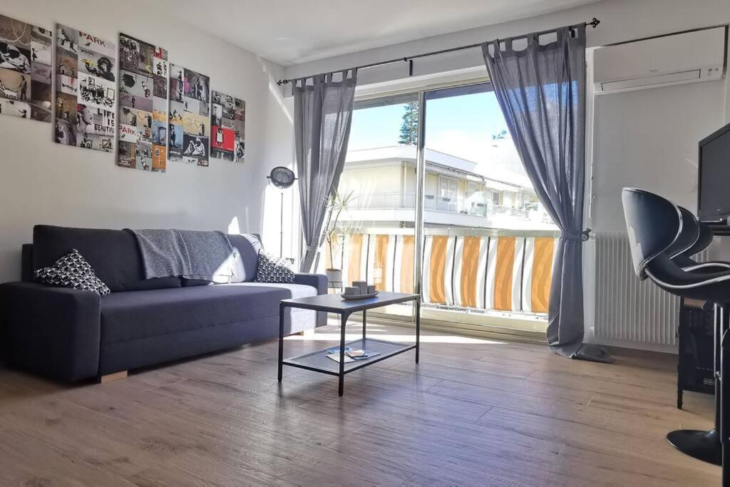 un salon avec un canapé et une table dans l'établissement Santa Severina, Trilocale comodo e pratico centro città, à Menton