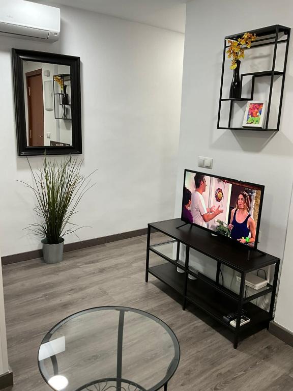 Telewizja i/lub zestaw kina domowego w obiekcie HEROE APARTAMENTO