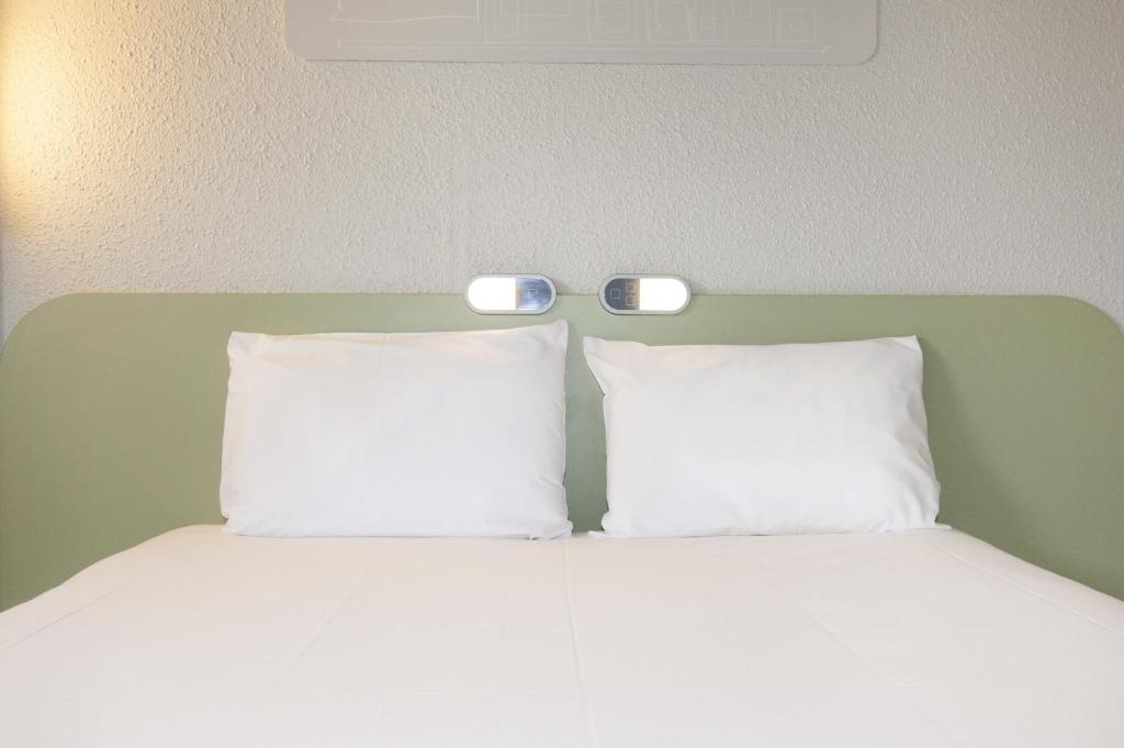 Postel nebo postele na pokoji v ubytování ibis budget Goussainville Charles de Gaulle