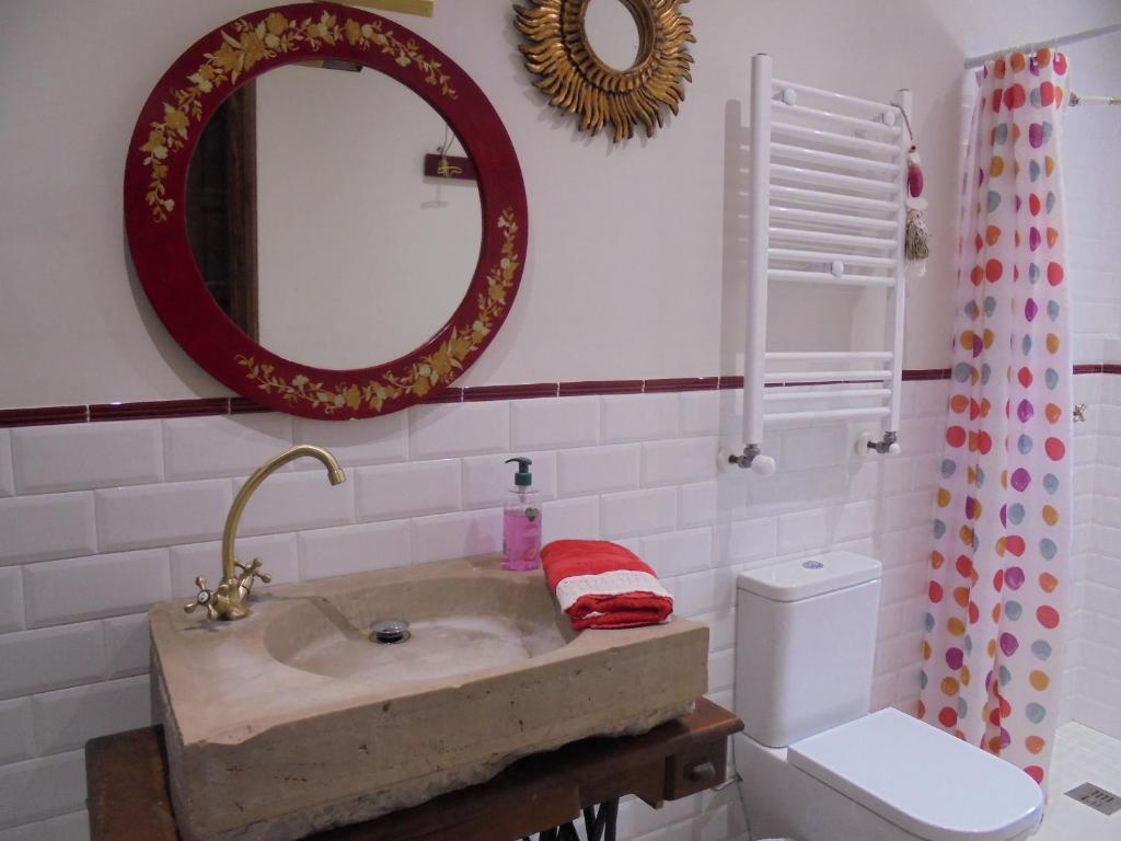 A bathroom at Casa rural Cal Fuster Experience