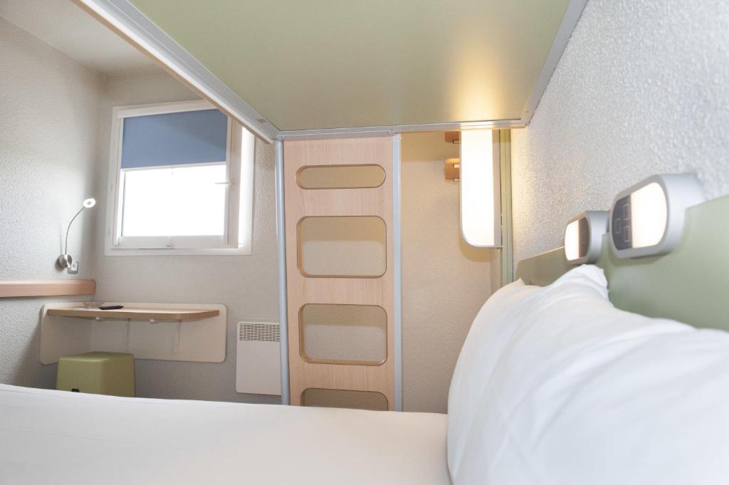 Postel nebo postele na pokoji v ubytování ibis budget Goussainville Charles de Gaulle