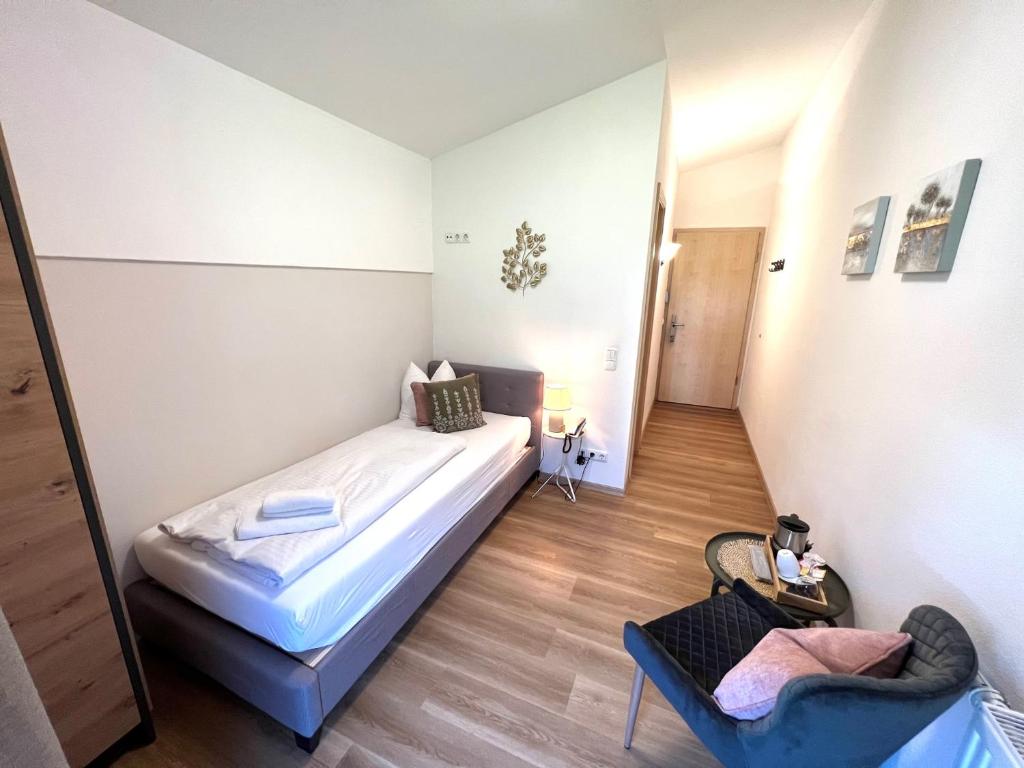 Postel nebo postele na pokoji v ubytování Hotel Fischer am See