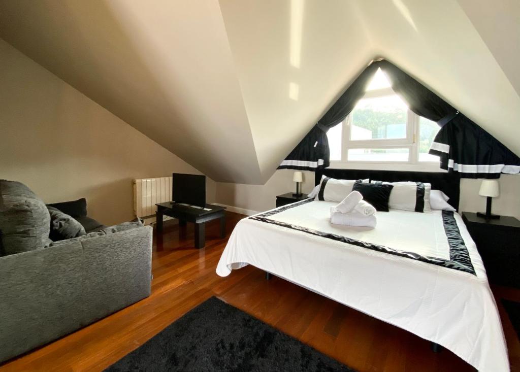 烏迪亞萊斯堡的住宿－Villa OLYMPIA，一间卧室配有一张床和一张沙发