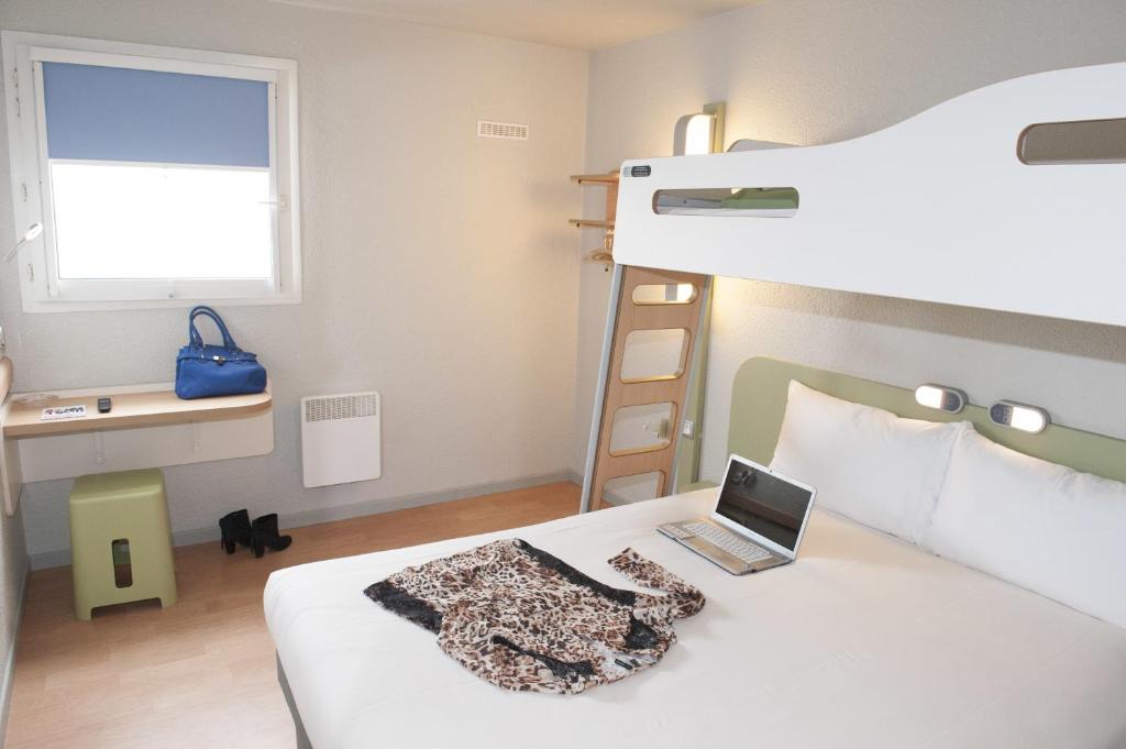 Postel nebo postele na pokoji v ubytování ibis budget Goussainville Charles de Gaulle