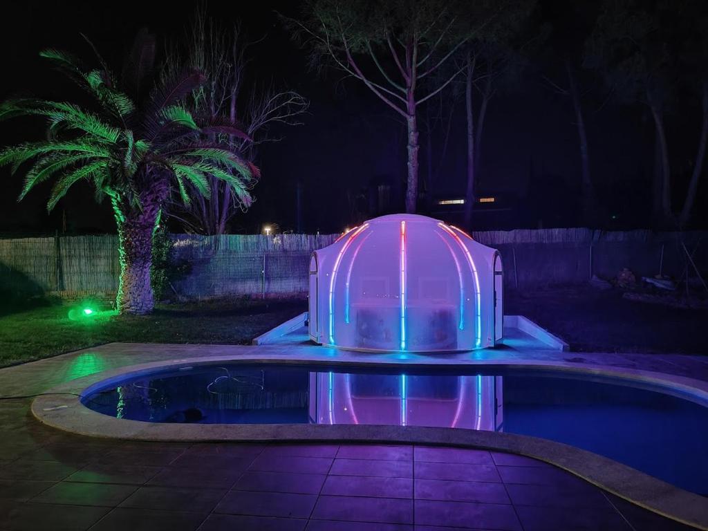 un iglú iluminado en un patio por la noche en Casa de sol, piscina y jacuzzi con 4 hab en Comunidad de Madrid, en Algete