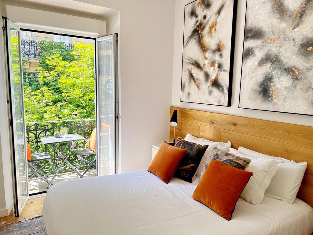 Posteľ alebo postele v izbe v ubytovaní Heart of Midtown ⎮⎮ 5 balconies⎮⎮Walk Score 99