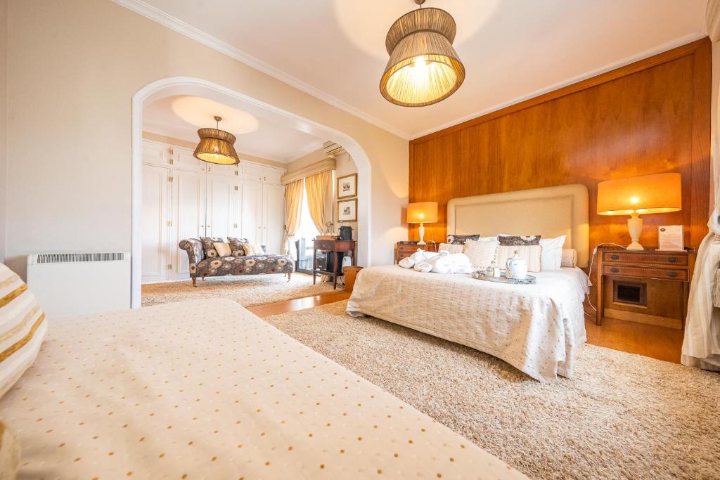 sypialnia z 2 łóżkami i salon w obiekcie Lawrence House - Deluxe - Cascais w mieście Cascais