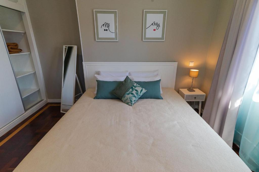 Een bed of bedden in een kamer bij Blue House