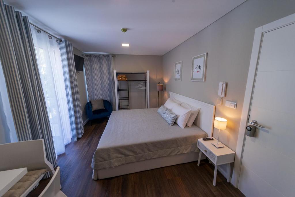 Een bed of bedden in een kamer bij Blue House