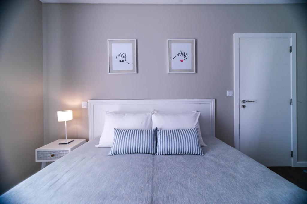 Een bed of bedden in een kamer bij Blue House