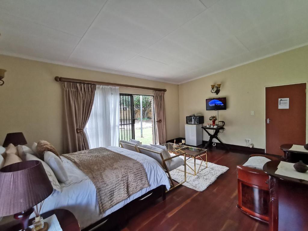 Johannesburg的住宿－Exclusive Private Room in Joburg No loadshedding，一间卧室设有一张床和一间客厅。