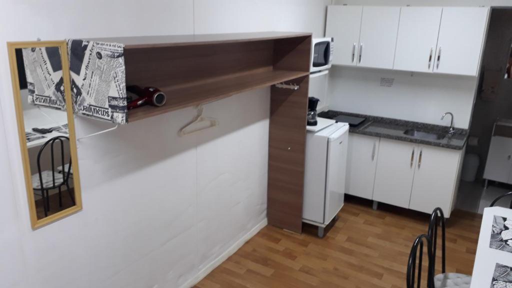 Kuchyň nebo kuchyňský kout v ubytování Kitinet Container próximo Praia e Beto Carrero